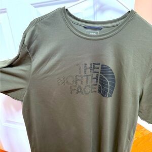 Men’s the north face tee